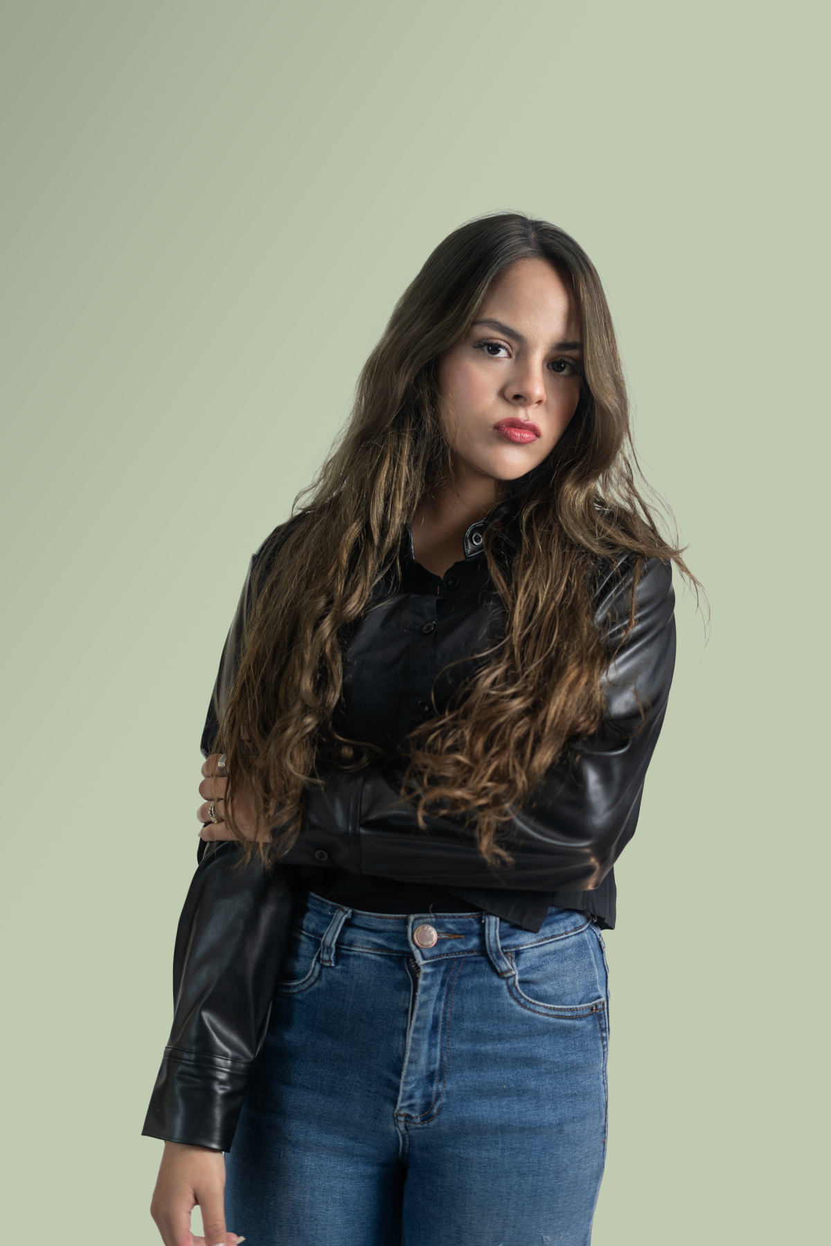 Arly Villalobos, fotografía de desconocido para www.ActorsOutlined.com