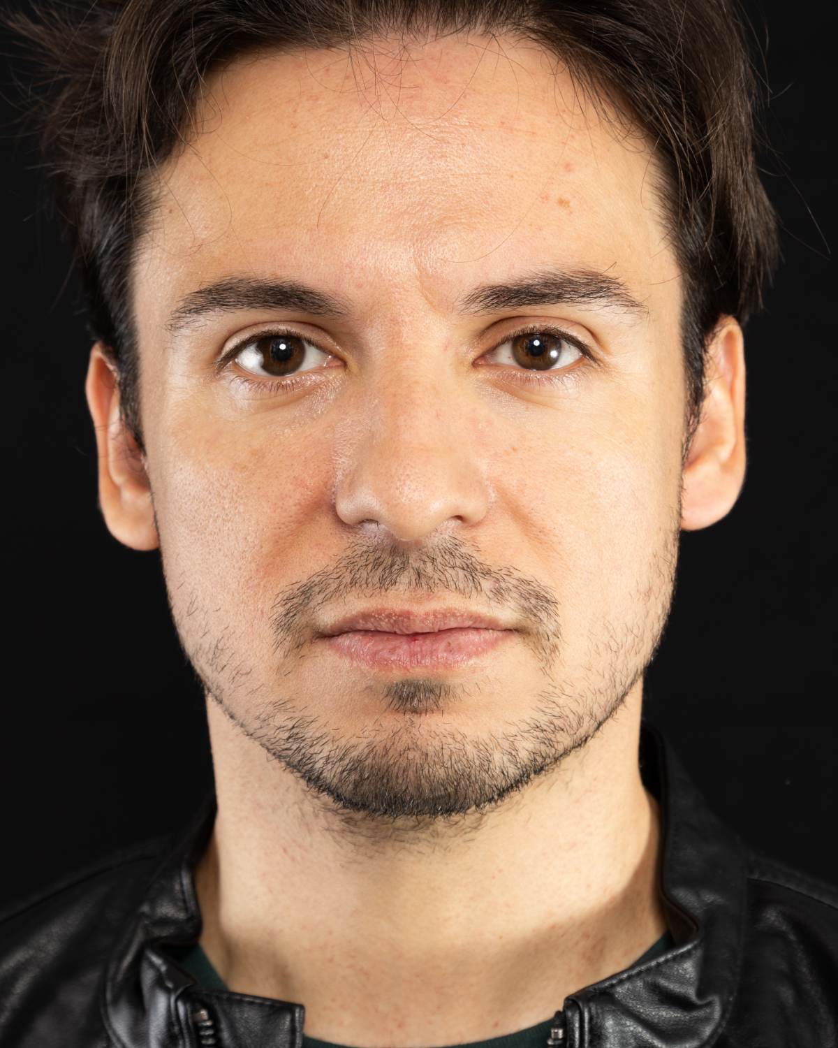 Karim Dagda, fotografía de Cuervo Artista Visual para www.ActorsOutlined.com