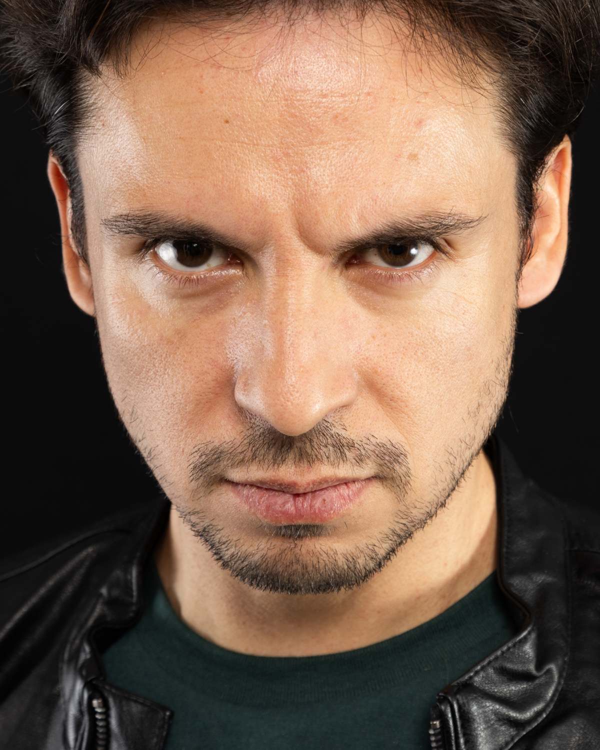 Karim Dagda, fotografía de Cuervo Artista Visual para www.ActorsOutlined.com