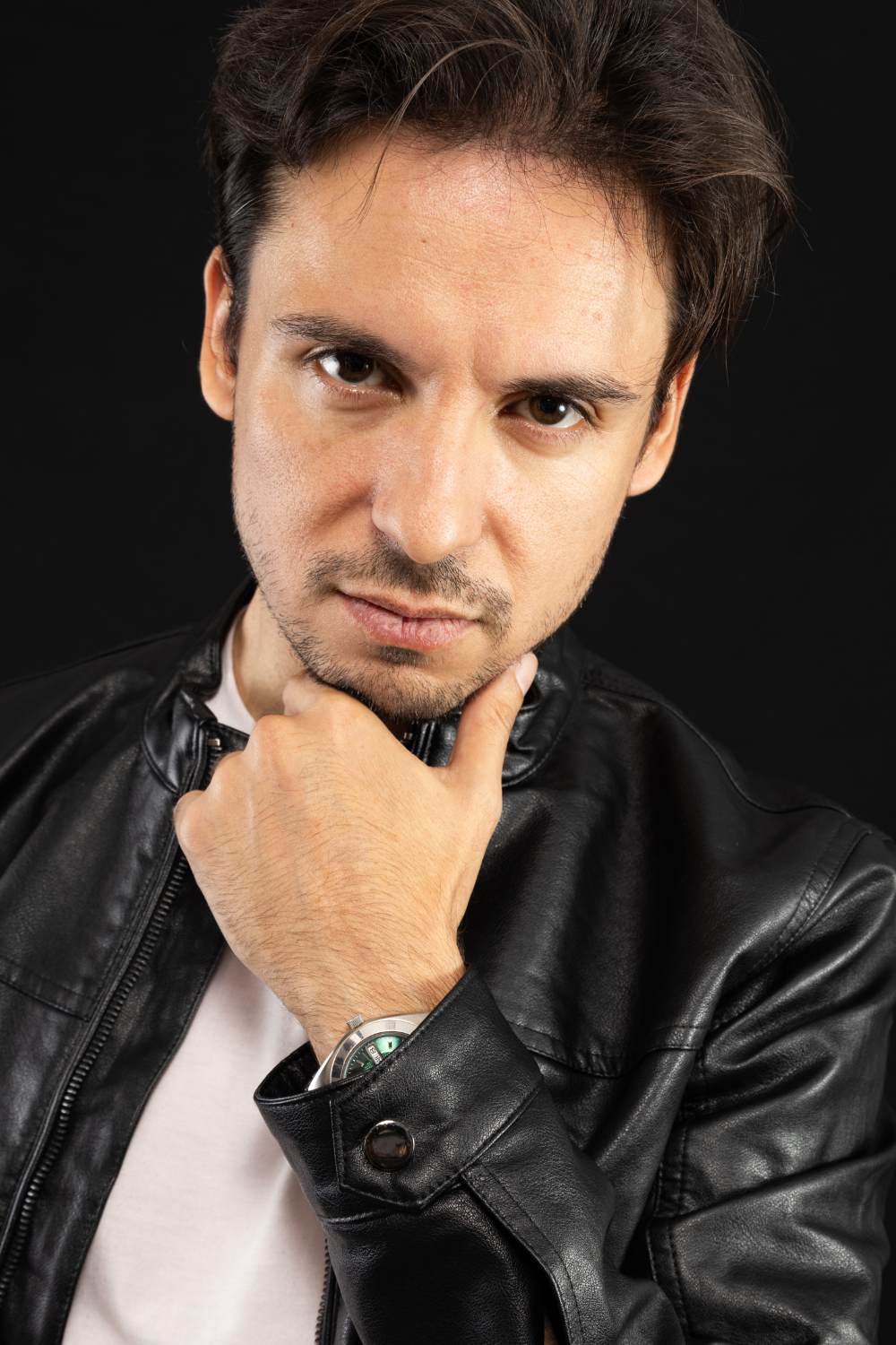 Karim Dagda, fotografía de Cuervo Artista Visual para www.ActorsOutlined.com