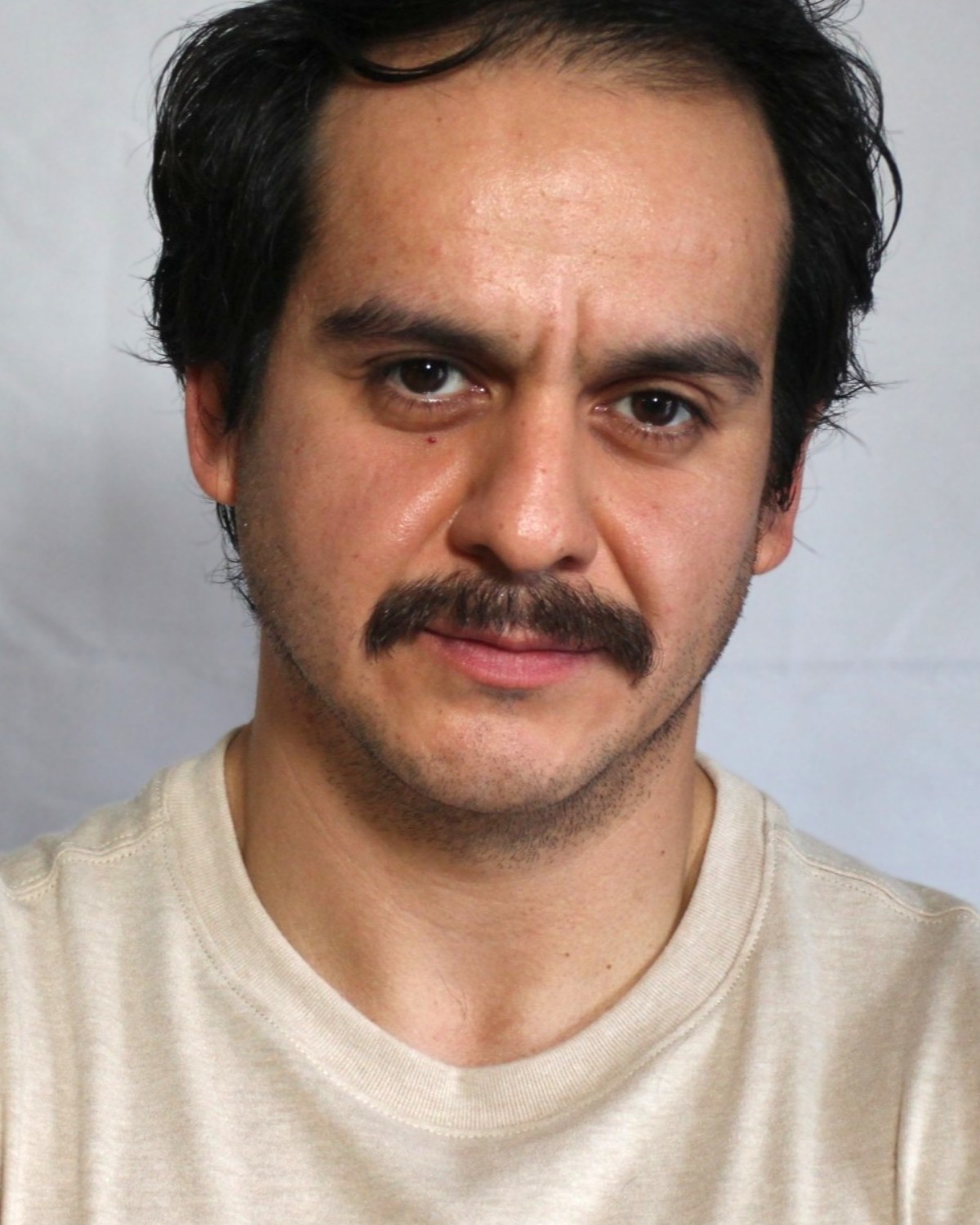 León Cervantes, fotografía de desconocido para www.ActorsOutlined.com