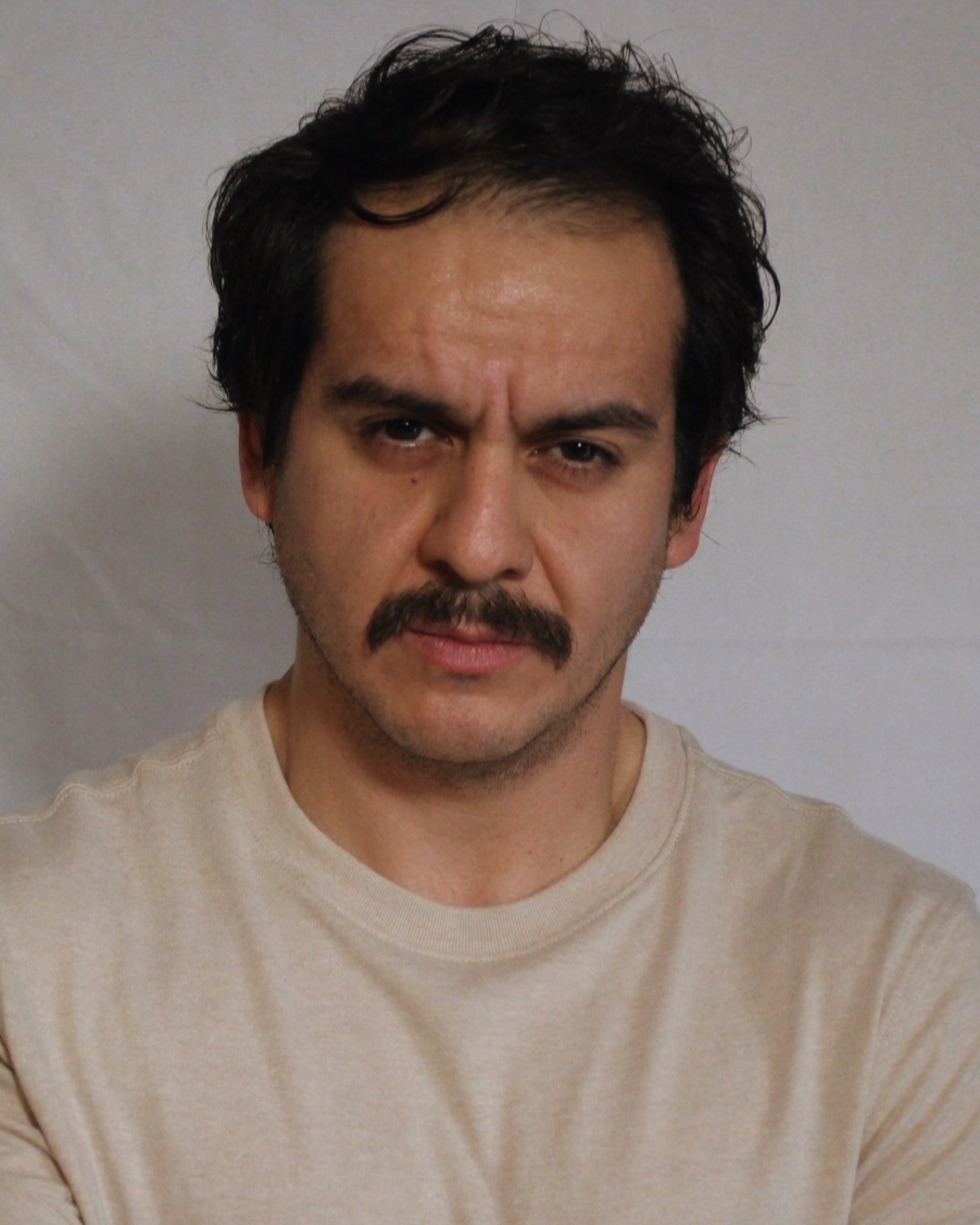 León Cervantes, fotografía de desconocido para www.ActorsOutlined.com