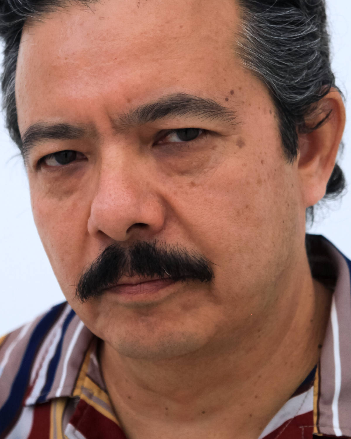 Saúl Saucedo, fotografía de Hogla Liset para www.ActorsOutlined.com